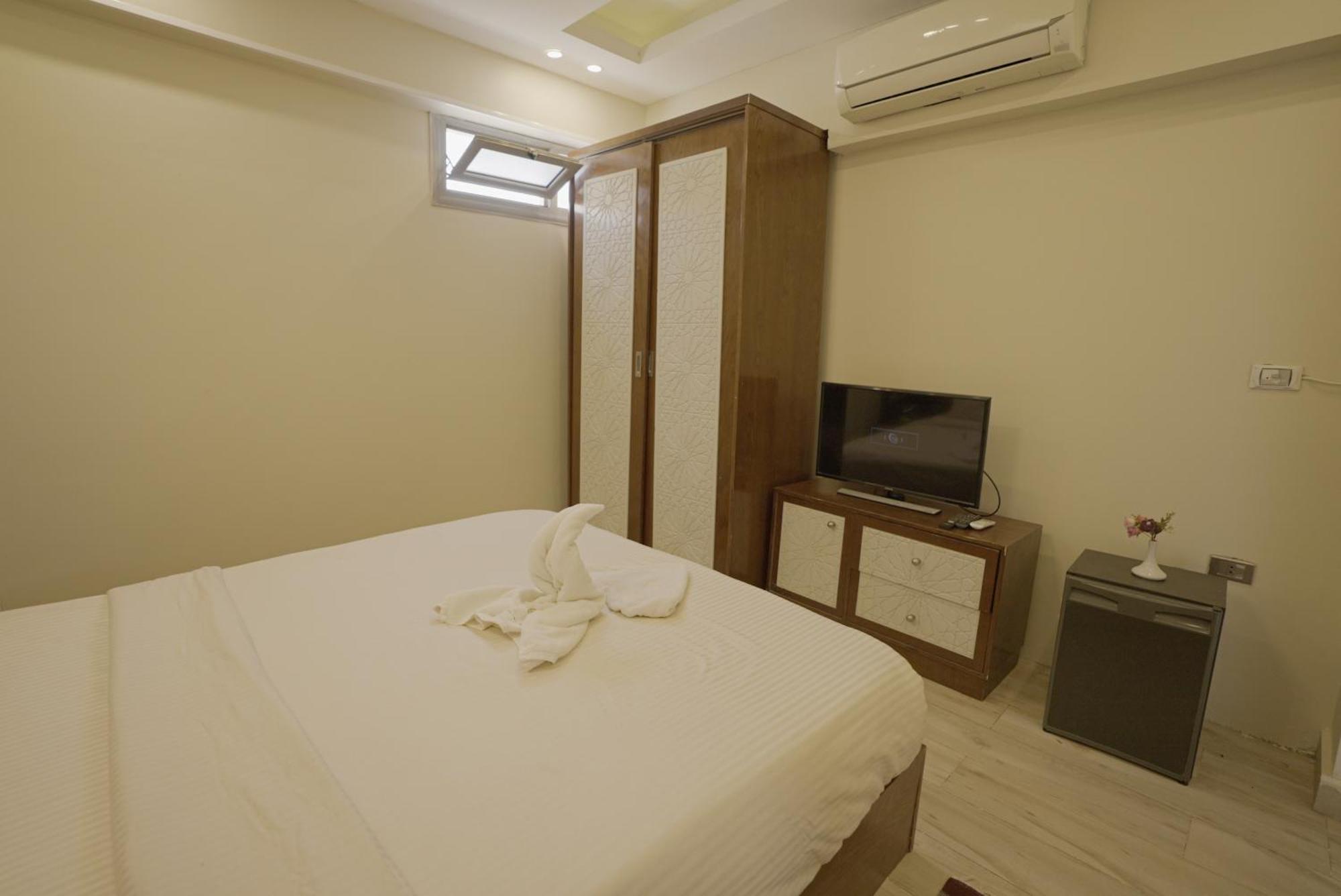 Queen Cleopatra Pyramids Hotel Кайро Екстериор снимка